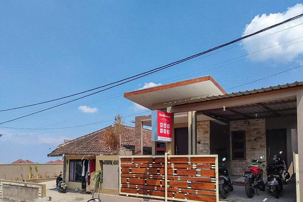 Hotel RedDoorz near BNS Batu Tlekung Exterior foto